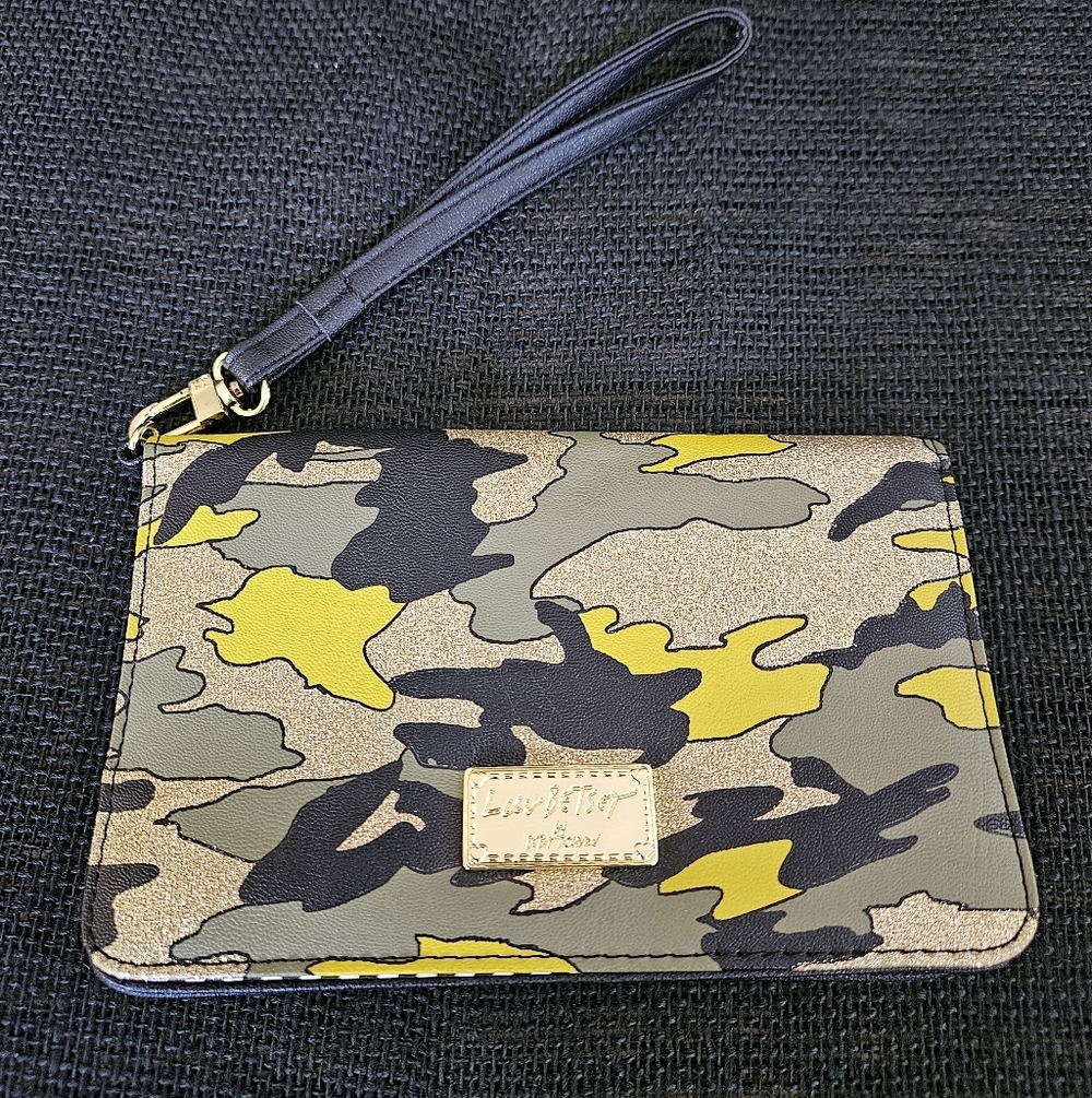 NWOT Betsy Johnson Camouflage Wristlet, Gold Accents with removable wristlet